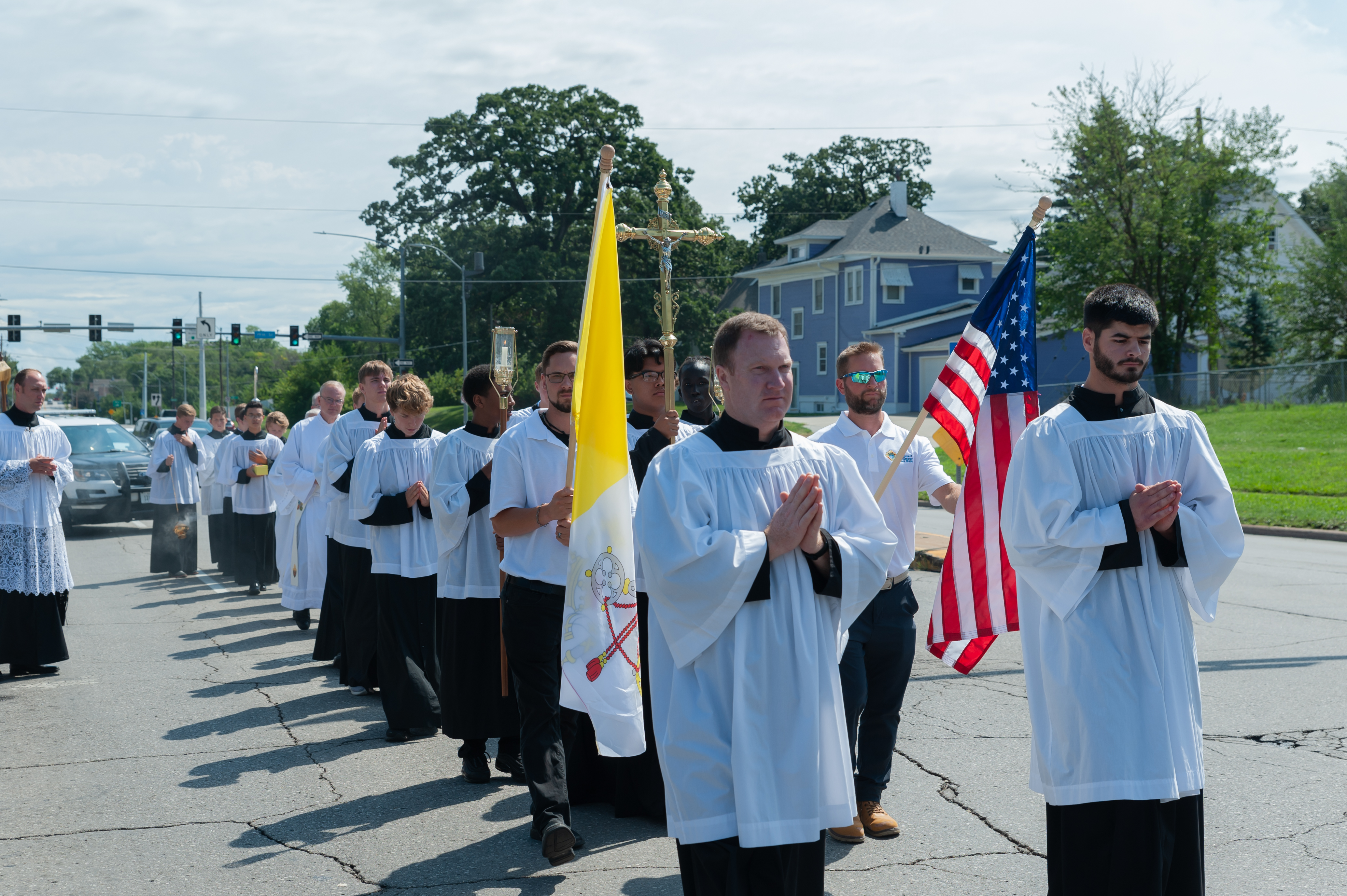 Crowd lines up for Eucharistic procession